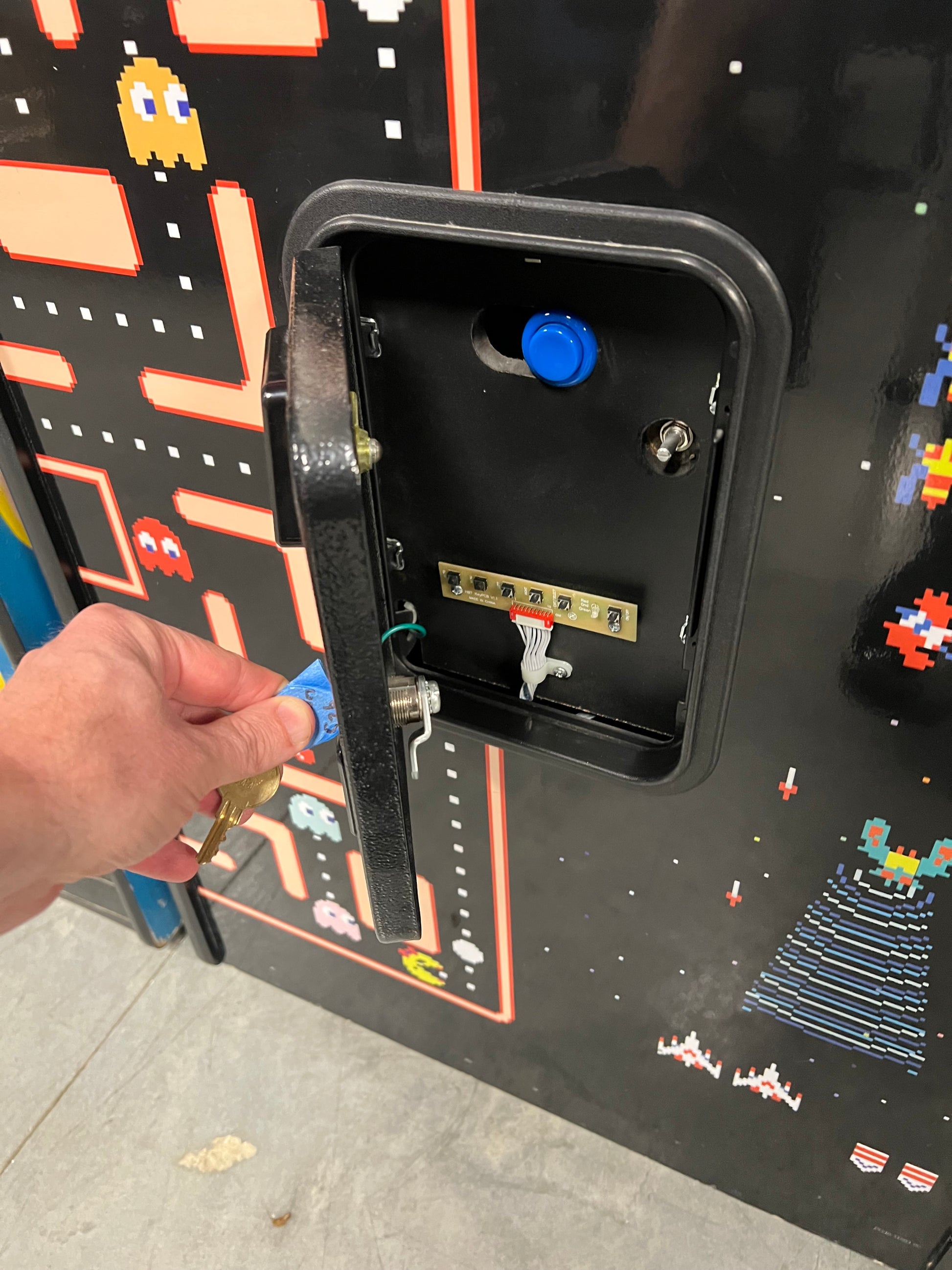 Ms Pac-Man Galaga Reunion Arcade Class of 1981 Game (also plays PAC-MAN) - Original NICE Cabinet - Works 100% Flat Screen BEAUTIFUL GAME!!!