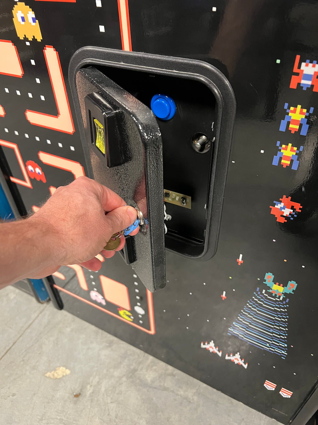 Ms Pac-Man Galaga Reunion Arcade Class of 1981 Game (also plays PAC-MAN) - Original NICE Cabinet - Works 100% Flat Screen BEAUTIFUL GAME!!!