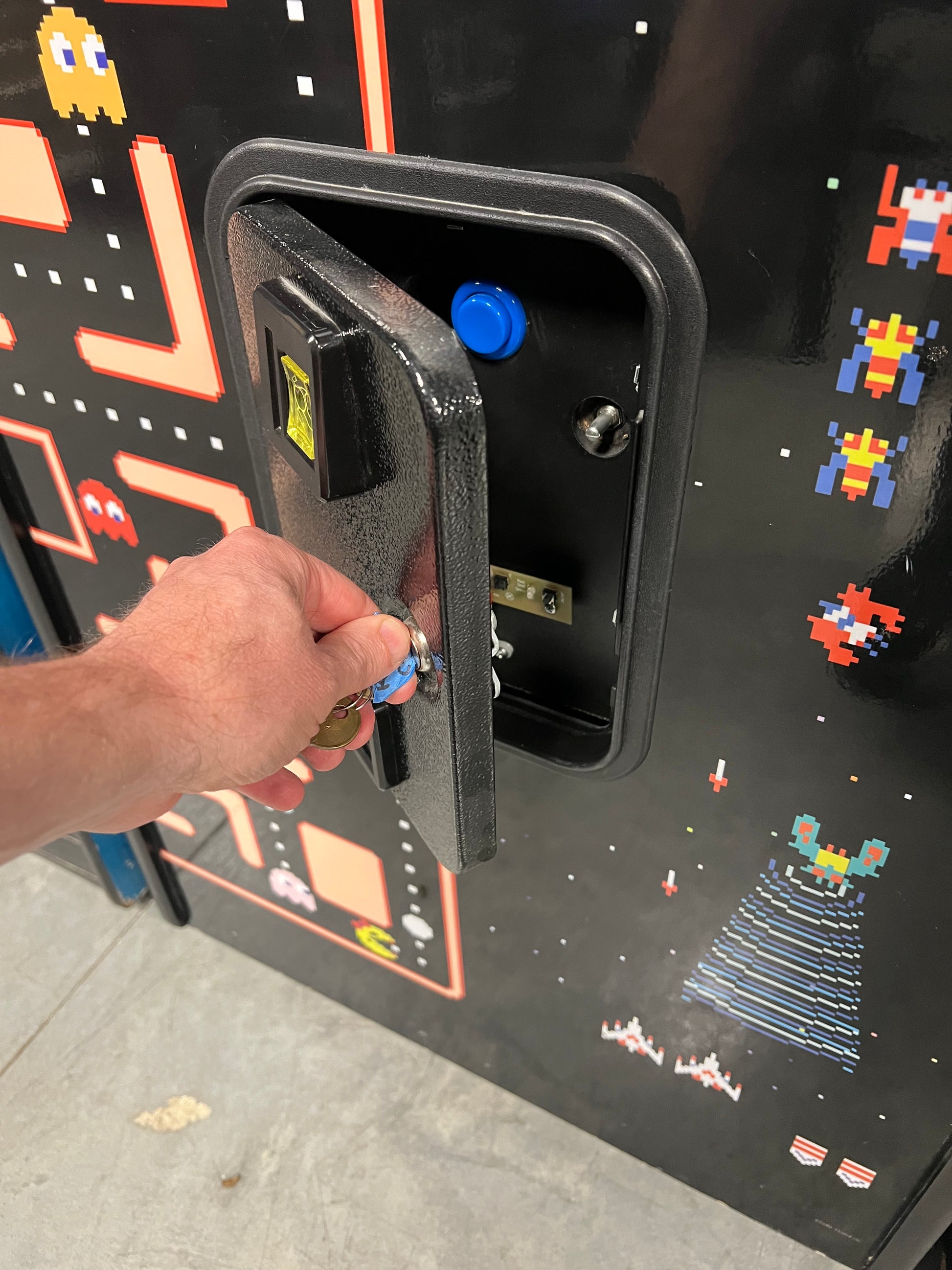 Ms Pac-Man Galaga Reunion Arcade Class of 1981 Game (also plays PAC-MAN) - Original NICE Cabinet - Works 100% Flat Screen BEAUTIFUL GAME!!!