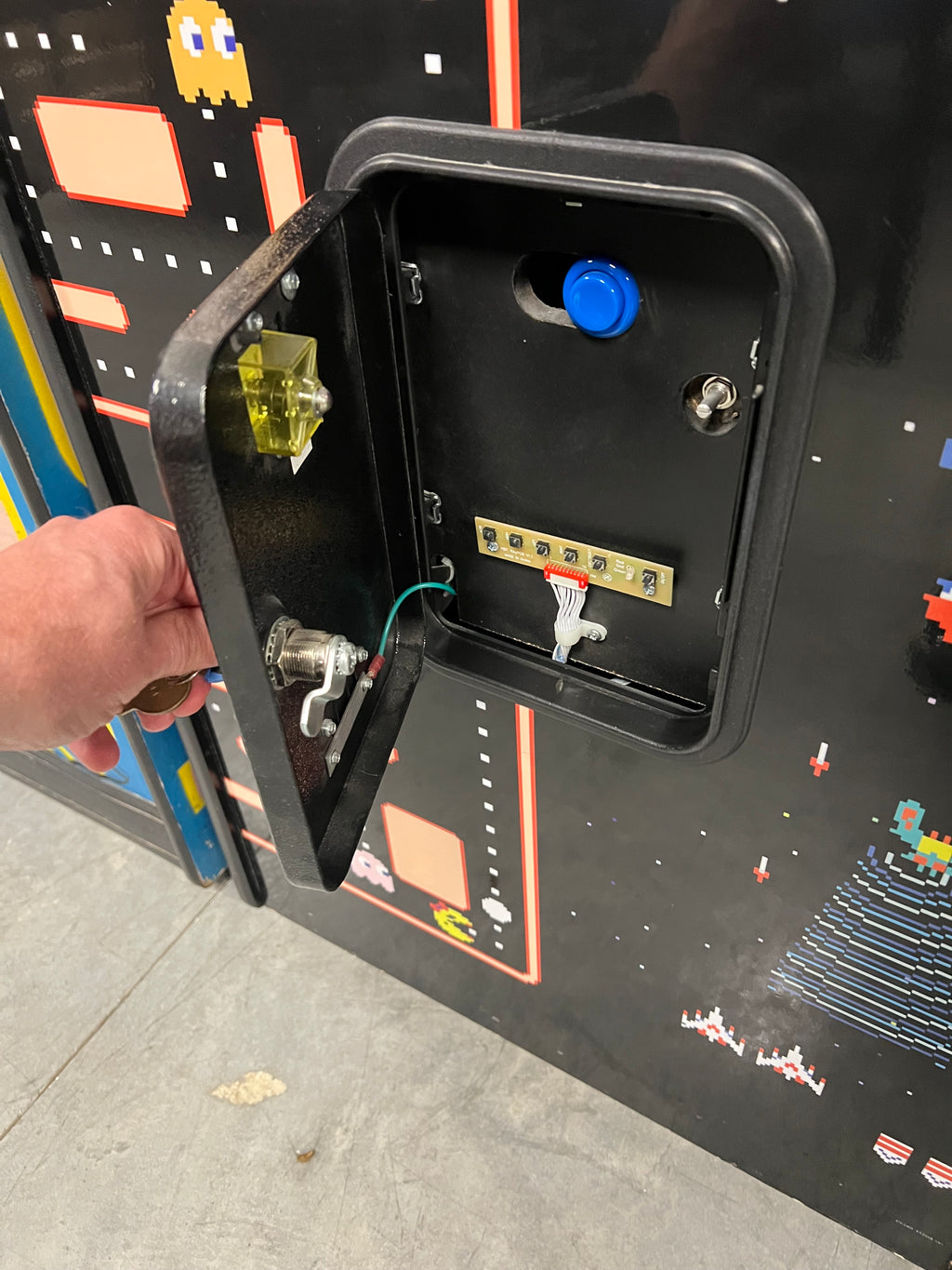 Ms Pac-Man Galaga Reunion Arcade Class of 1981 Game (also plays PAC-MAN) - Original NICE Cabinet - Works 100% Flat Screen BEAUTIFUL GAME!!!