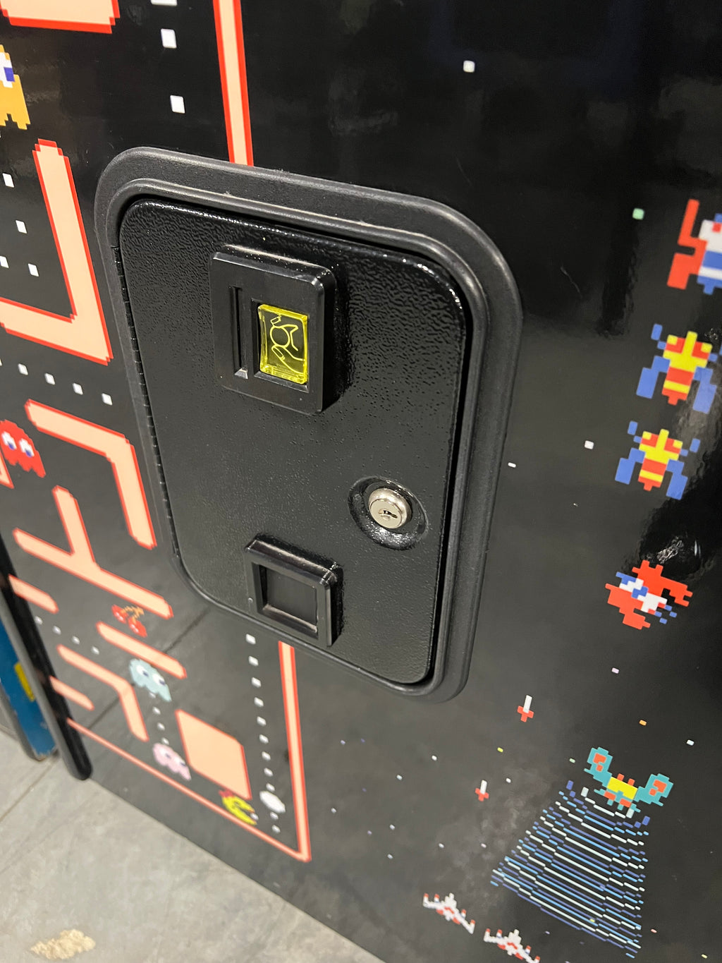 Ms Pac-Man Galaga Reunion Arcade Class of 1981 Game (also plays PAC-MAN) - Original NICE Cabinet - Works 100% Flat Screen BEAUTIFUL GAME!!!