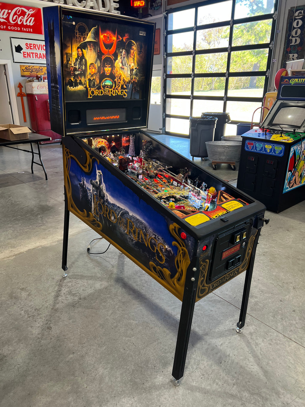 LORD OF THE RINGS - 2003 Stern Pinball Machine - VERY NICE GAME - SO SO SO NICE! HUO - Just in from it's original owner - Just Shopped - LEDS - WORKS 100%