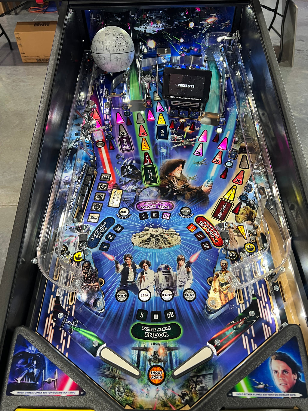 STAR WARS PRO - 2017 Stern Pinball Machine - WORKS 100% - Like Brand New - Less than 300 Plays!!!