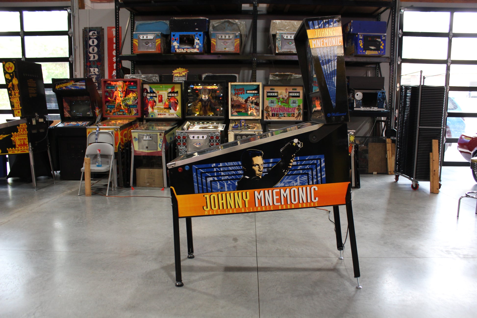 JOHNNY MNEMONIC - 1995 Williams Pinball Machine - WORKS 100% - Defeat the Matrix with the Glove!!!