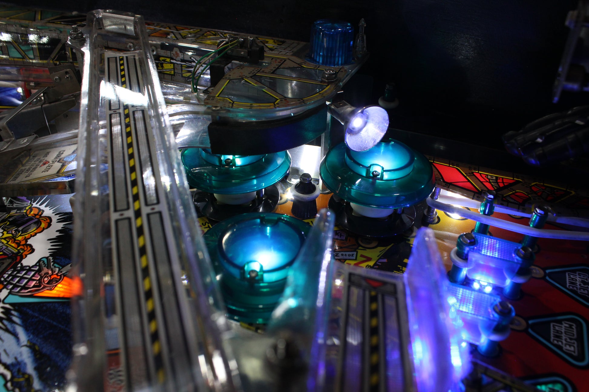 JOHNNY MNEMONIC - 1995 Williams Pinball Machine - WORKS 100% - Defeat the Matrix with the Glove!!!