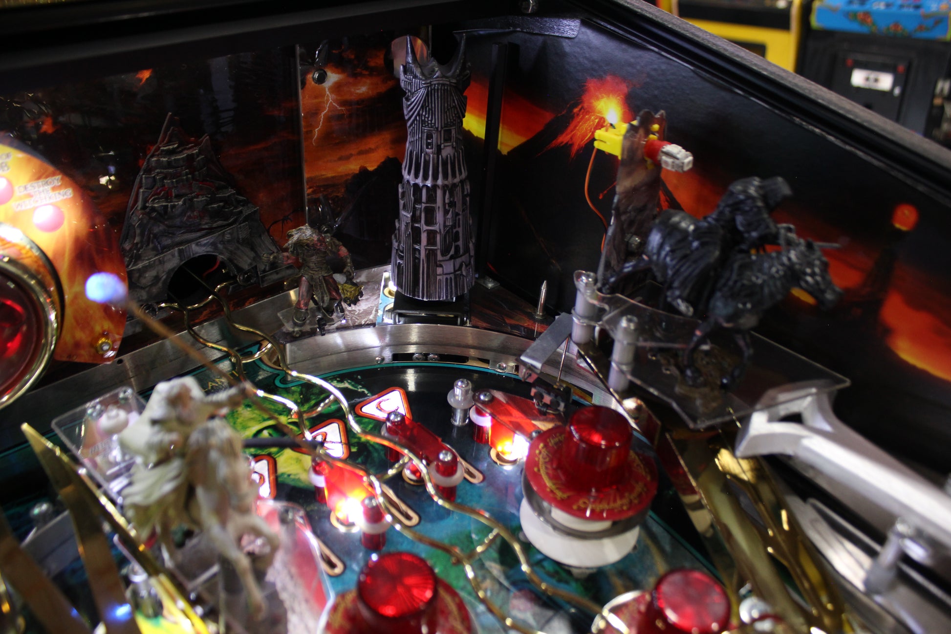 LORD OF THE RINGS - 2003 Stern Pinball Machine - VERY NICE GAME - BRASS RAMPS & WIREFORMS ADDED - Several Mods
