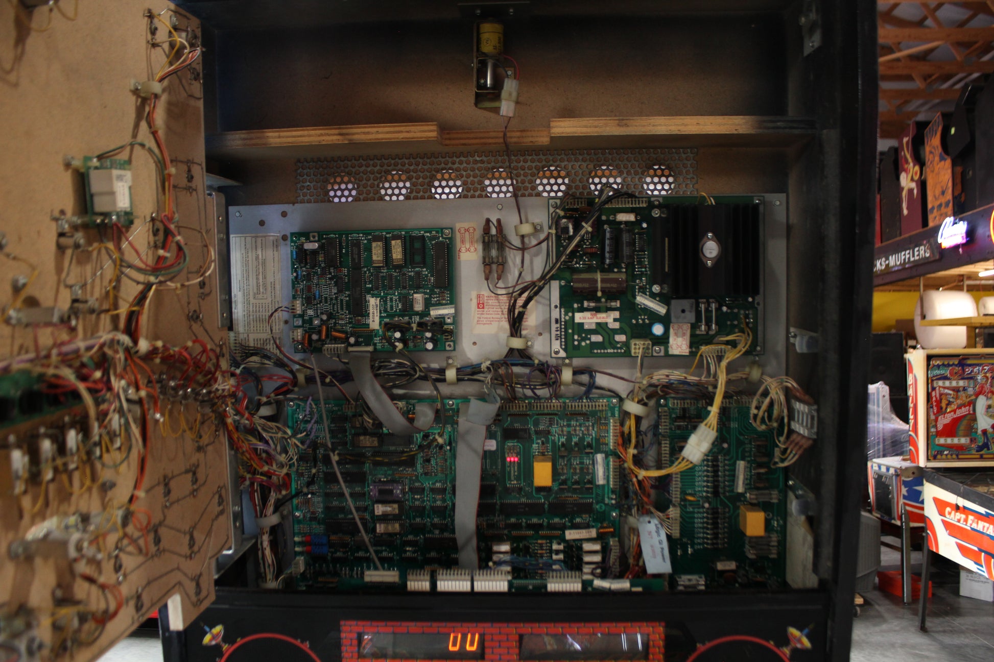 BIG GUNS - 1987 Williams Pinball Machine - WORKS 100% - Really Nice Game - Great Features