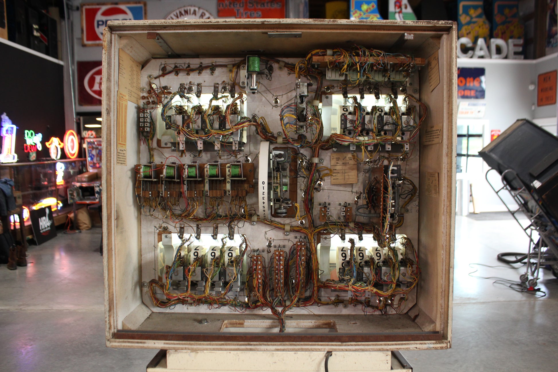 CAPTAIN FANTASTIC - Elton John - 1976 Williams Pinball Machine - WORKS 100% - Nice EM Electromechanical Game
