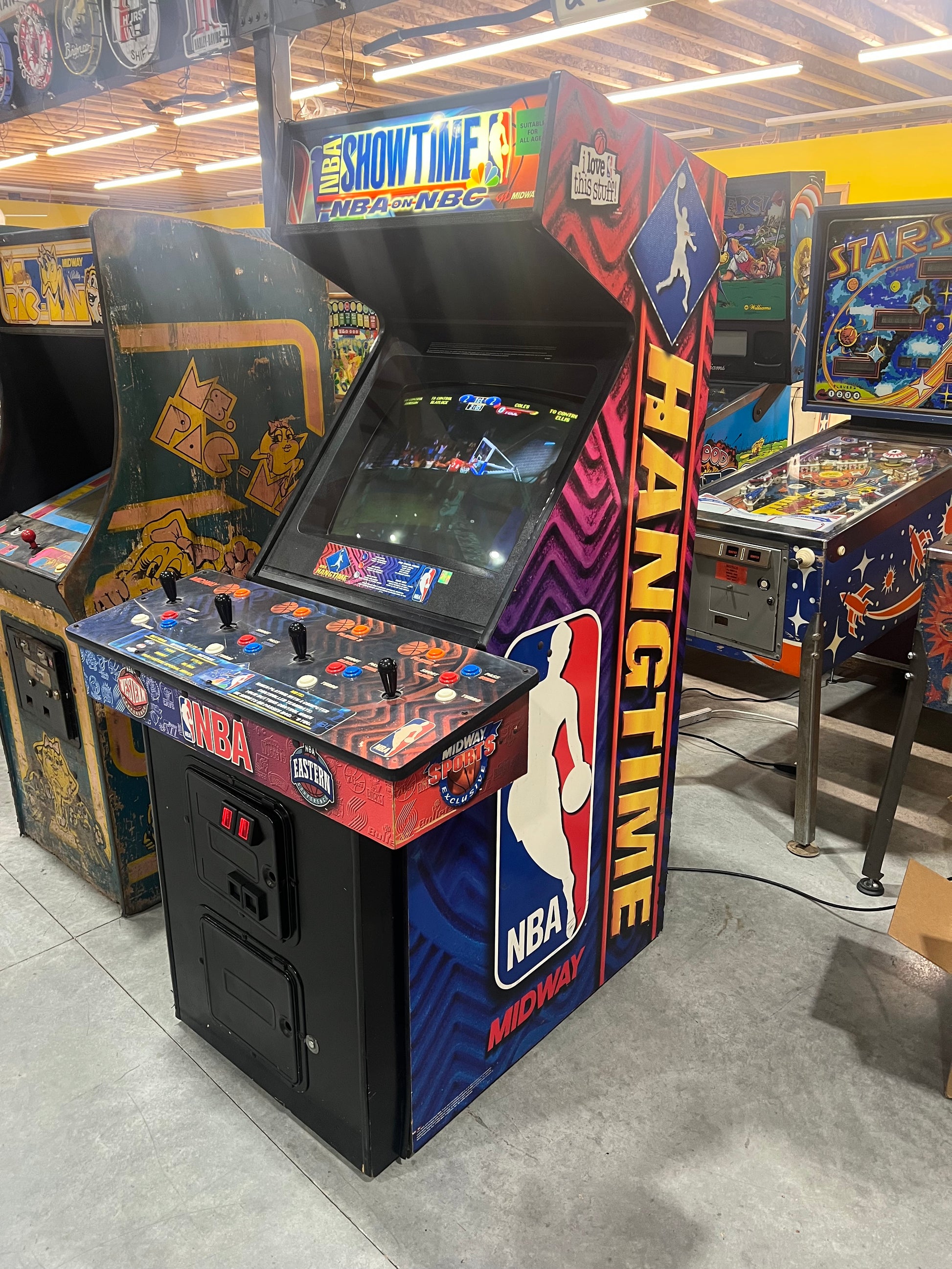 NBA HANGTIME and NFL BLITZ 4 PLAYER COMBO! Good Looking NBA Hangtime Arcade Cabinet - Working all the way!