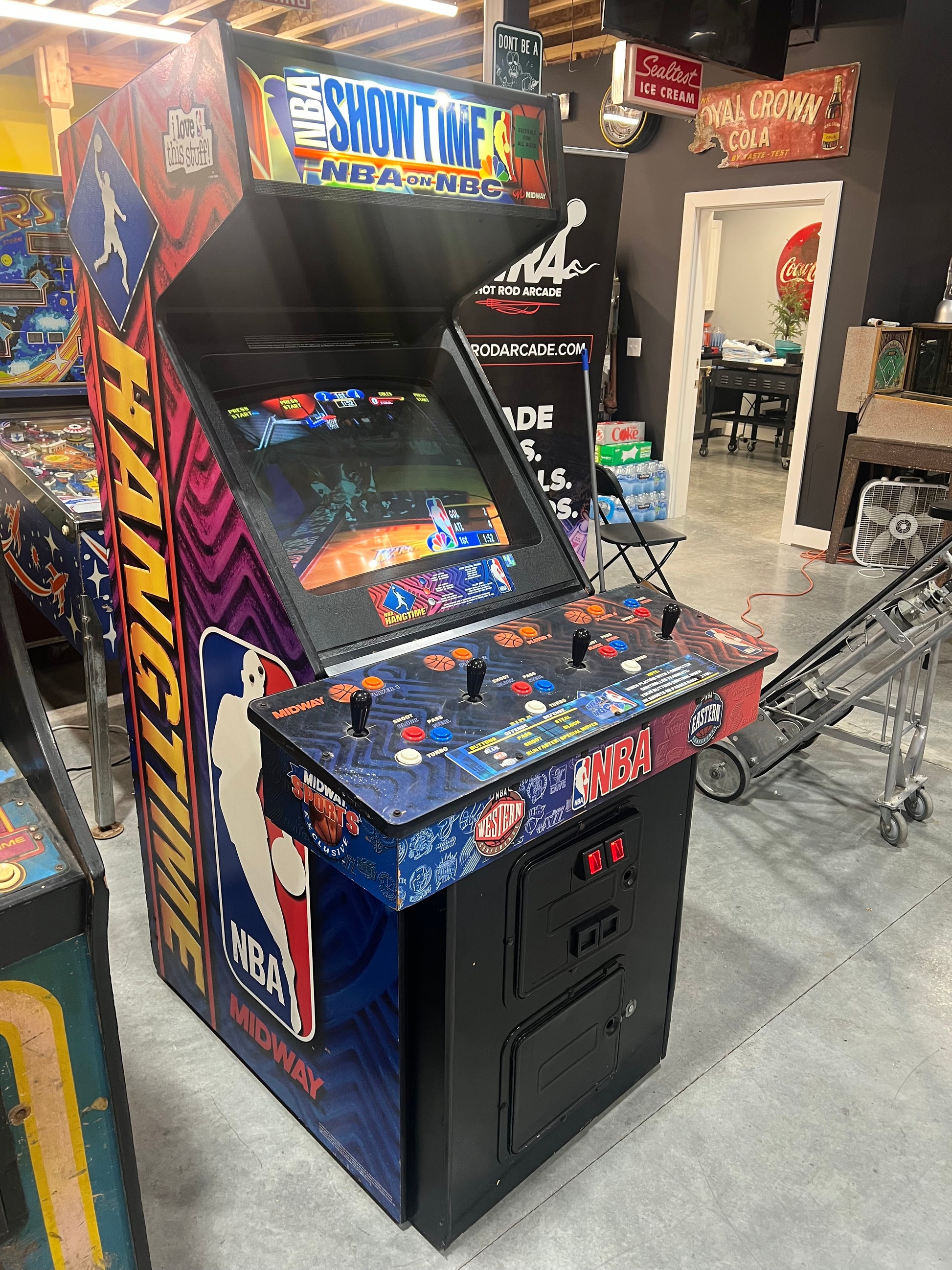 NBA HANGTIME and NFL BLITZ 4 PLAYER COMBO! Good Looking NBA Hangtime Arcade Cabinet - Working all the way!