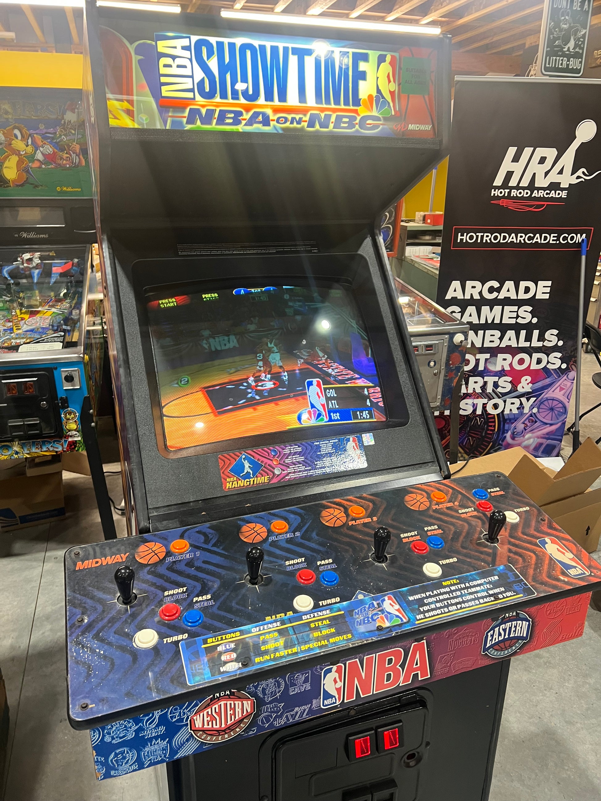 NBA HANGTIME and NFL BLITZ 4 PLAYER COMBO! Good Looking NBA Hangtime Arcade Cabinet - Working all the way!